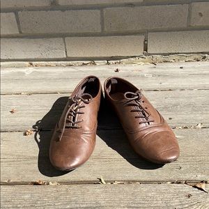 Women’s brown oxford with laces